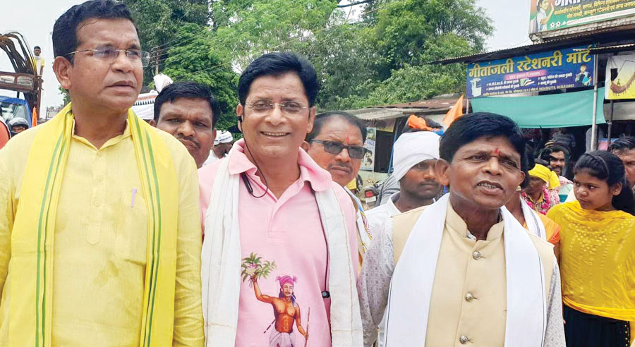 आदिवासी दिवस पर विविध आयोजन आदिवासी दिवस पर विविध आयोजन