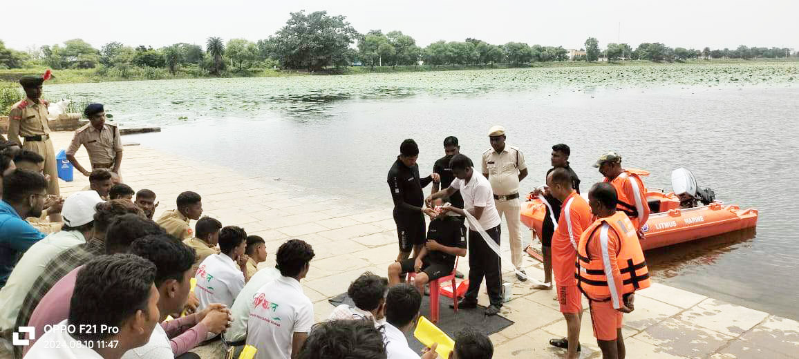 बाढ़ में फंसे लोगों के बचाव की तैयारी परखने मॉक ड्रिल