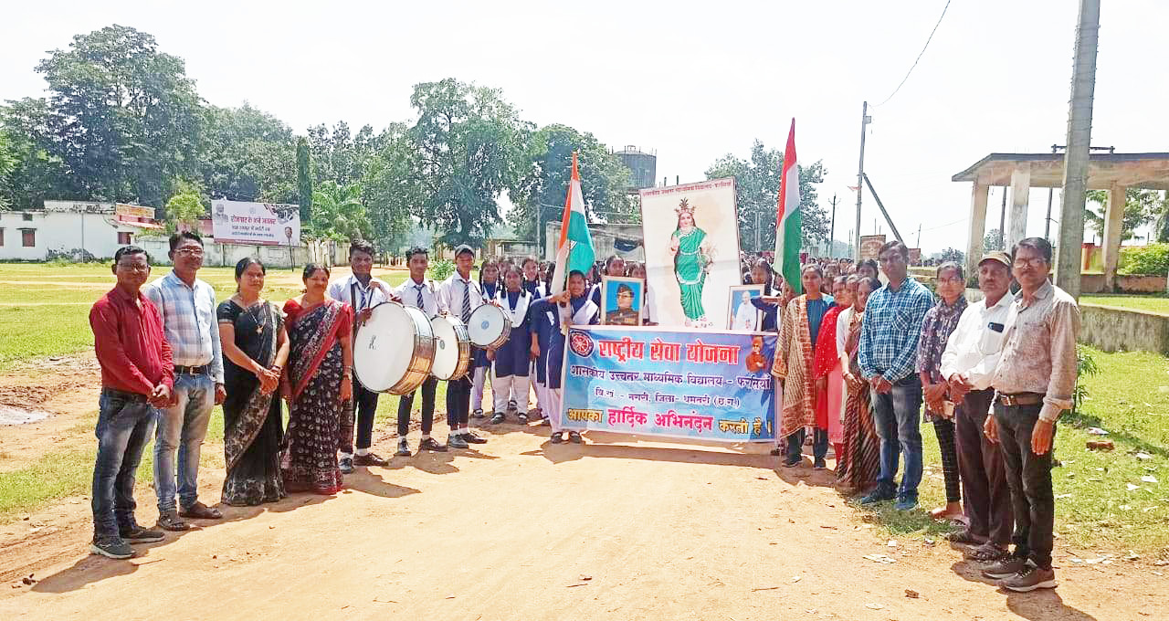 स्कूली बच्चों ने निकाली तिरंगा रैली