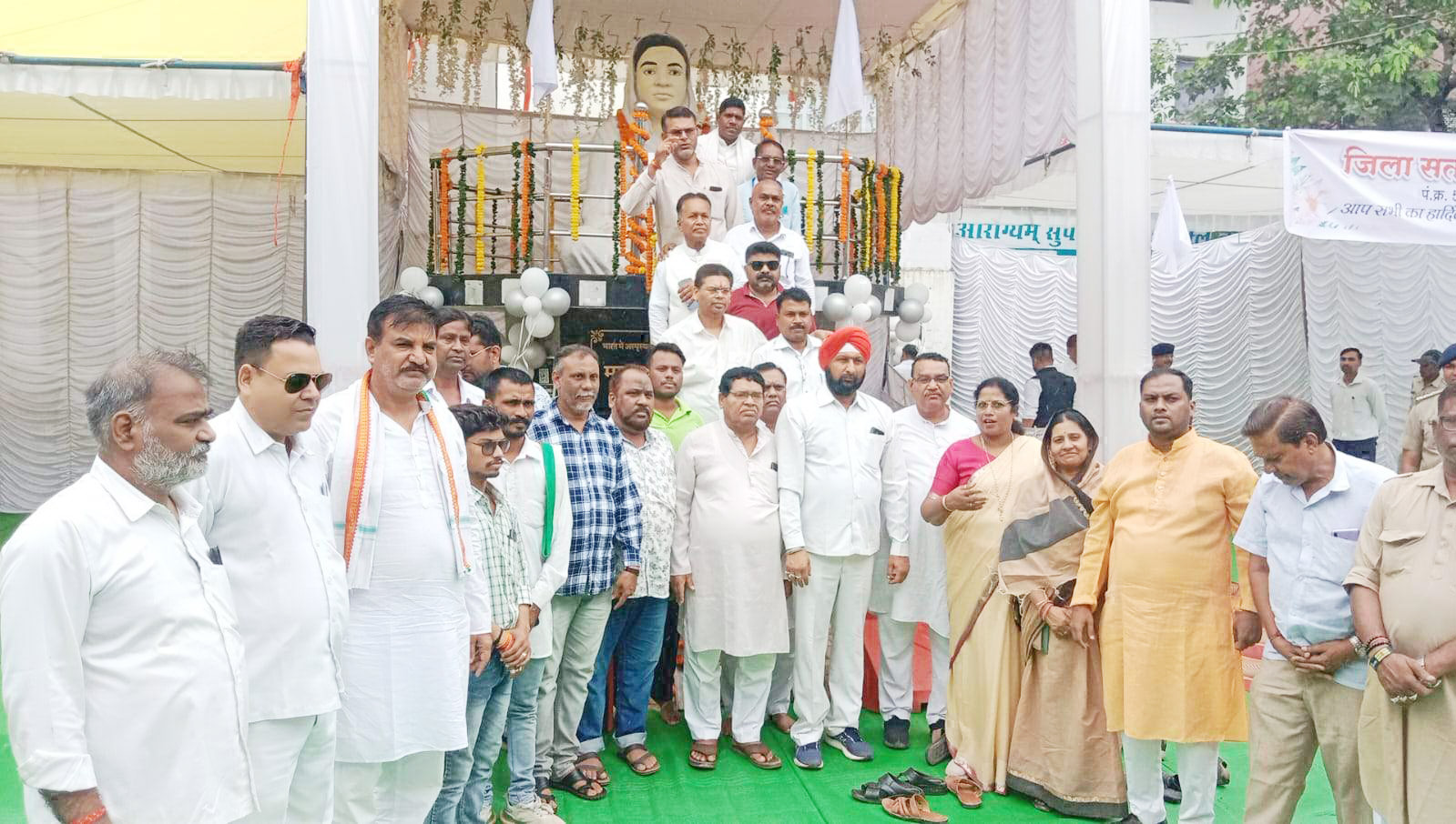 मिनीमाता की प्रतिमा पर कांग्रेसियों ने किया माल्यार्पण