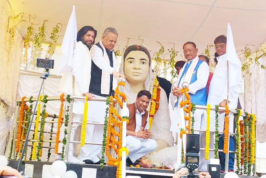 सीएम ने मिनीमाता की प्रतिमा पर किया माल्यार्पण