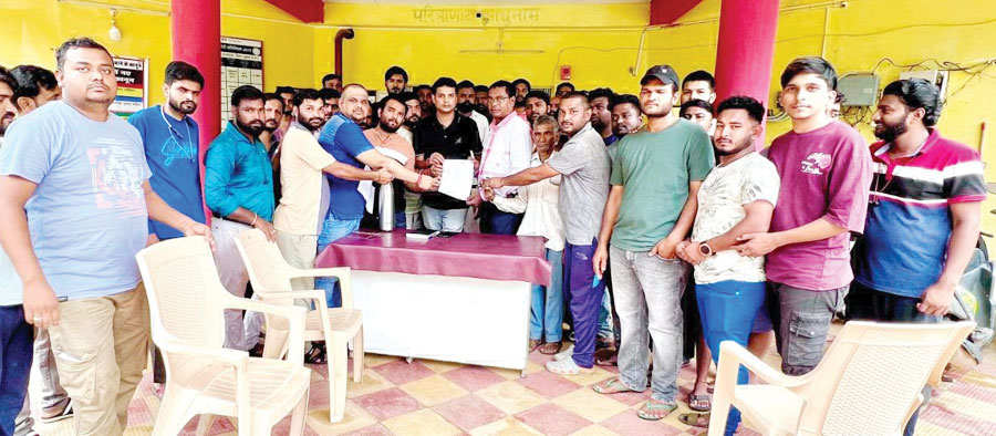 संदिग्ध व्यक्तियों पर नजर रखने व अप्रिय घटनाओं से बचने टीआई को ज्ञापन