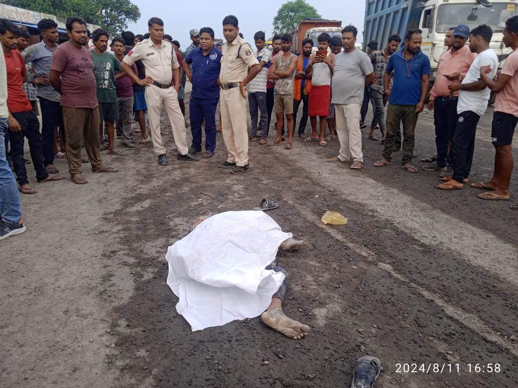 ट्रेलर की चपेट में युवक की मौत