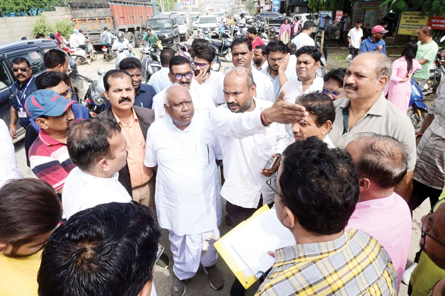 सांसद व कलेक्टर ने दोपहिया से मनेंद्रगढ़ रोड और खरसिया नाका से रायगढ़ रोड का लिया जायजा