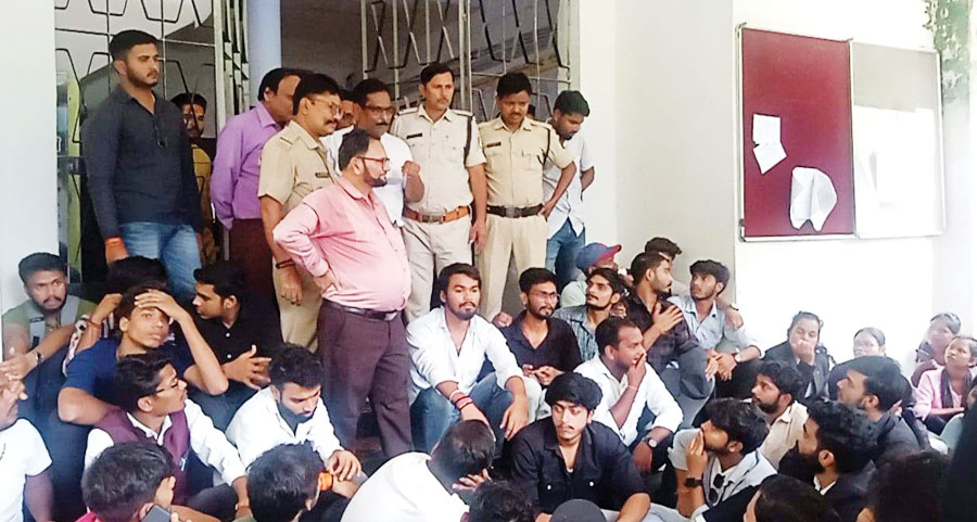 अव्यवस्था, पीजी कॉलेज छात्र-छात्राओं का प्रदर्शन