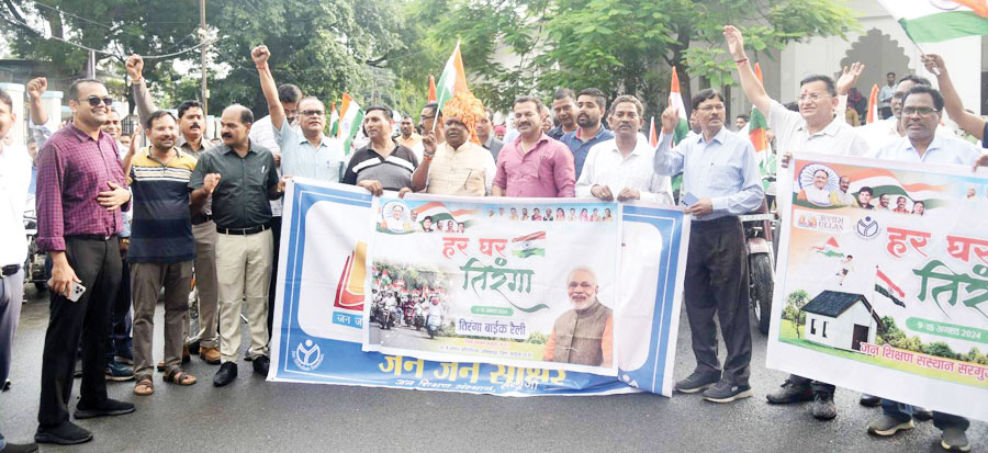 हर घर तिरंगा कार्यक्रम: सांसद चिंतामणि महाराज बाइक रैली में हुए शामिल