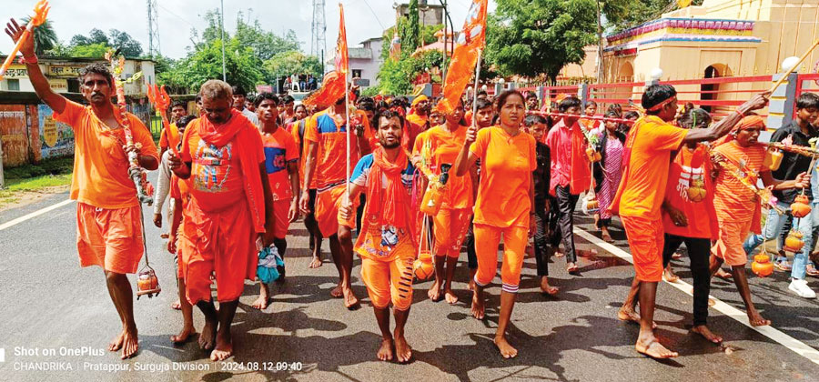बाबा जलेश्वर नाथ का कावडिय़ों व शिव भक्तों ने किया जलाभिषेक