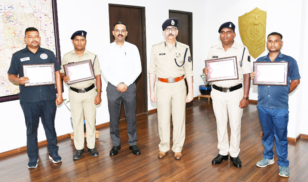 डायल 112 में तैनात रतनपुर के आरक्षक को डीजीपी से सम्मान मिला, बाढ़ में बचाई थी नवजात सहित 7 की जान