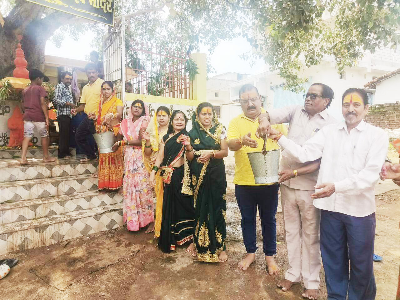 मानव श्रृंखला बन सोमेश्वर नाथ महादेव का जलाभिषेक 