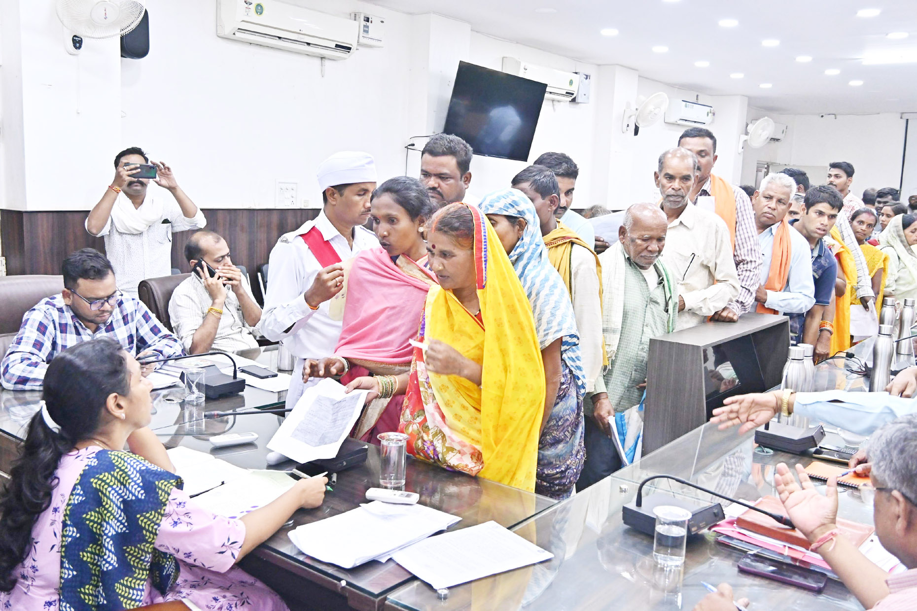 आवेदनों का करें तत्काल निराकरण