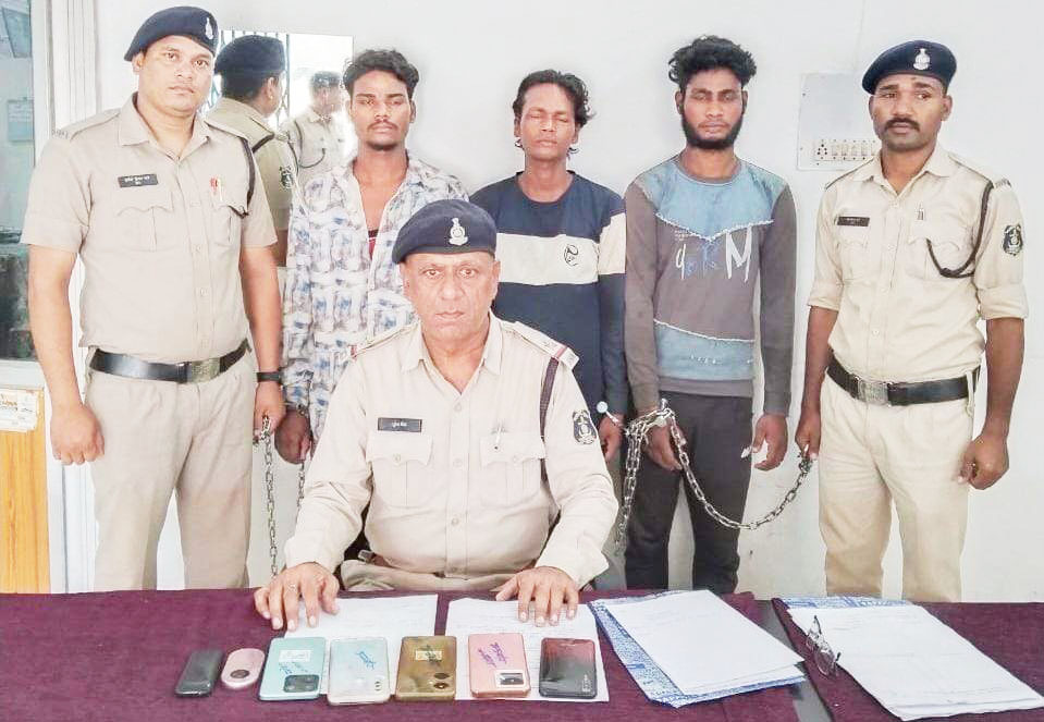 मोबाइल बेचने के चक्कर में धरे गए बाइक चोर