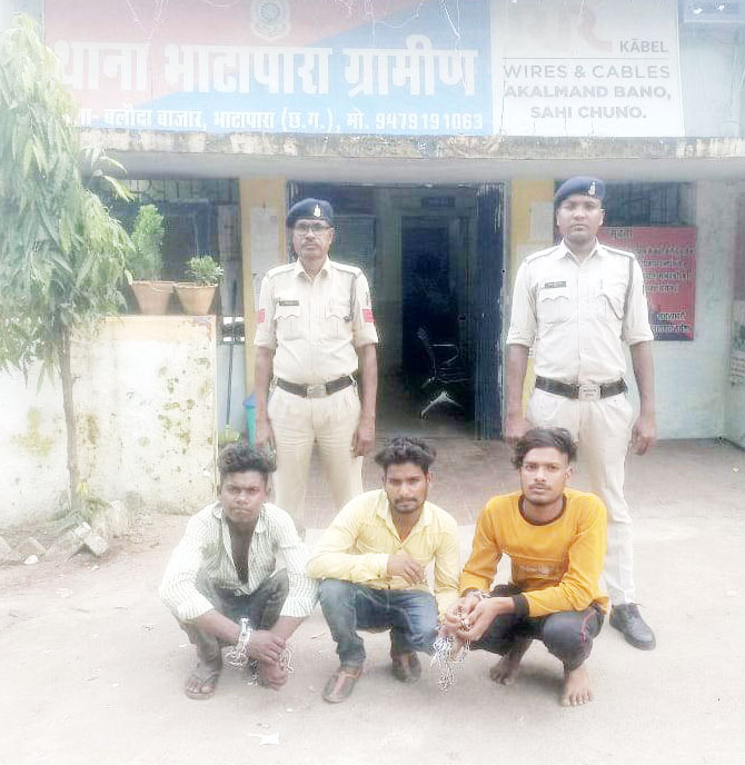 घर घुसकर तोडफ़ोड़,  छेड़छाड़, 3 गिरफ्तार