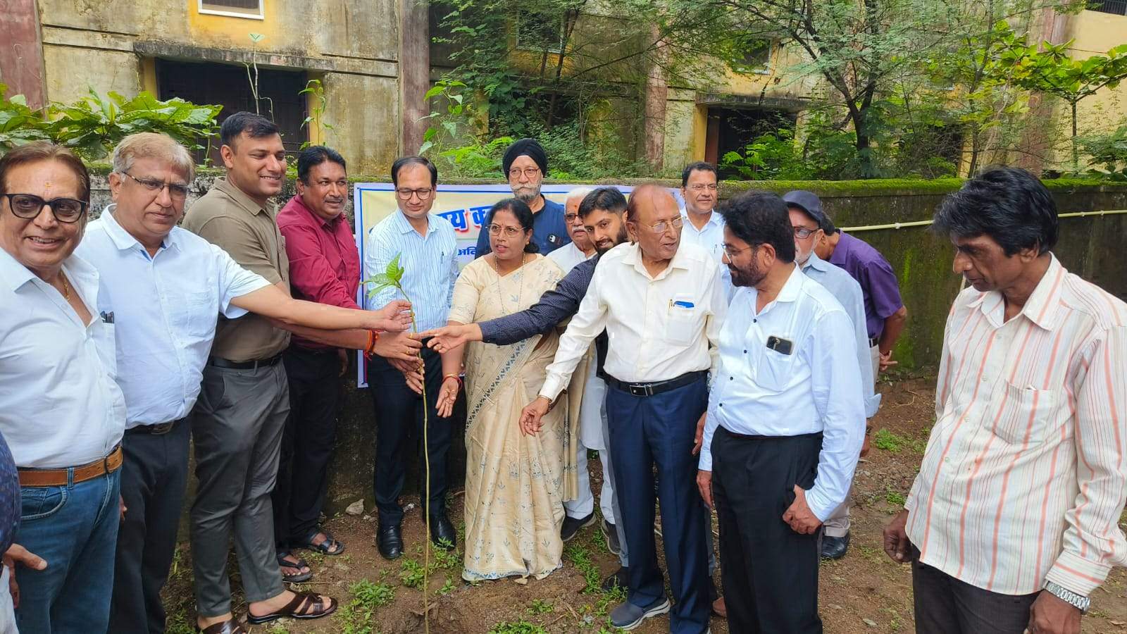 महापौर समेत अफसरों ने रोपे पौधे महापौर समेत अफसरों ने रोपे पौधे