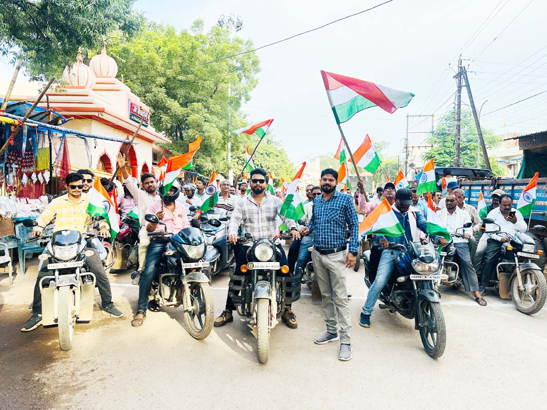  निगम अफसर- कर्मियों  ने निकाली तिरंगा यात्रा