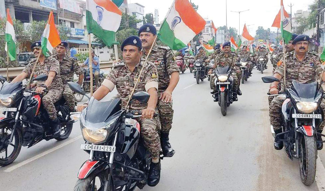 हर घर तिरंगा अभियान: सीआरपीएफ जवानों ने निकाली तिरंगा यात्रा हर घर तिरंगा अभियान: सीआरपीएफ जवानों ने निकाली तिरंगा यात्रा