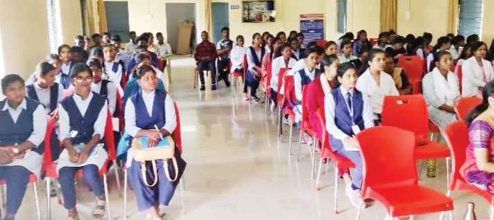 सीतापुर कॉलेज में पुलिस ने छात्र-छात्राओं को साइबर अपराध से बचने के बताए तरीके