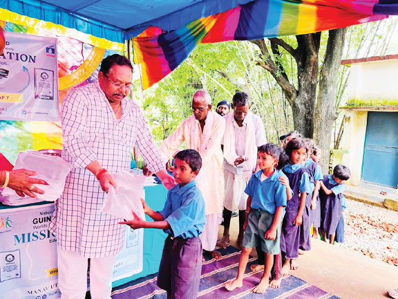 प्राथमिक शाला ईरगँवा के 121 बच्चों को स्टेशनरी सामग्री वितरित