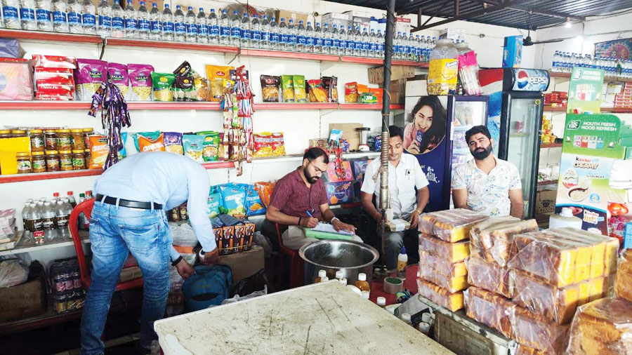 मिठाई दुकानों का निरीक्षण, लिए नमूने