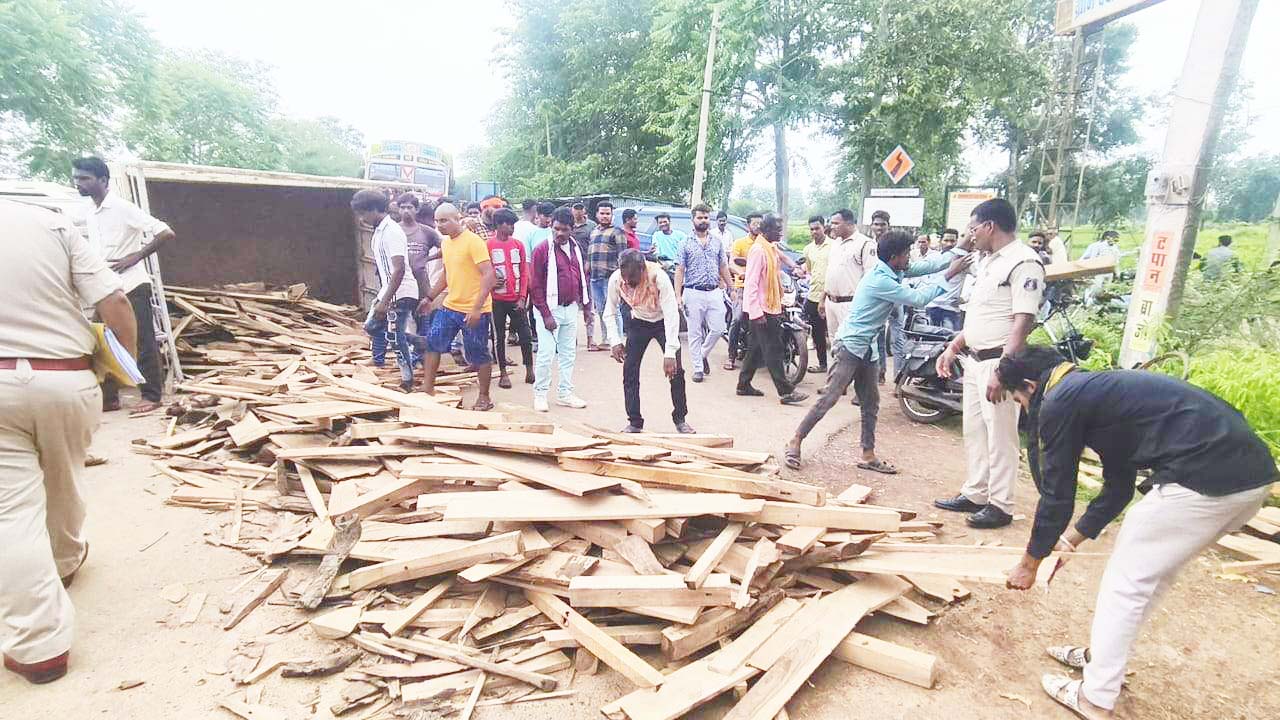आजादी का जश्न मनाकर लौटते स्कूली छात्र की सडक़ हादसे में मौत, सहपाठी गंभीर