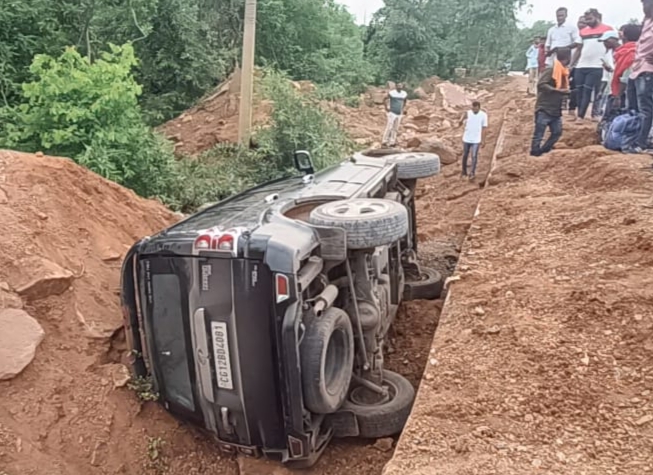 सडक़ हादसे में 3 घायल सडक़ हादसे में 3 घायल