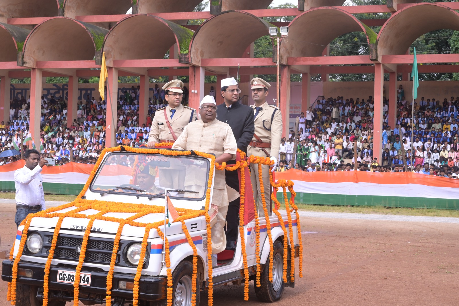 सांसद चिंतामणि ने राष्ट्रीय ध्वज फहराया, परेड की सलामी ली