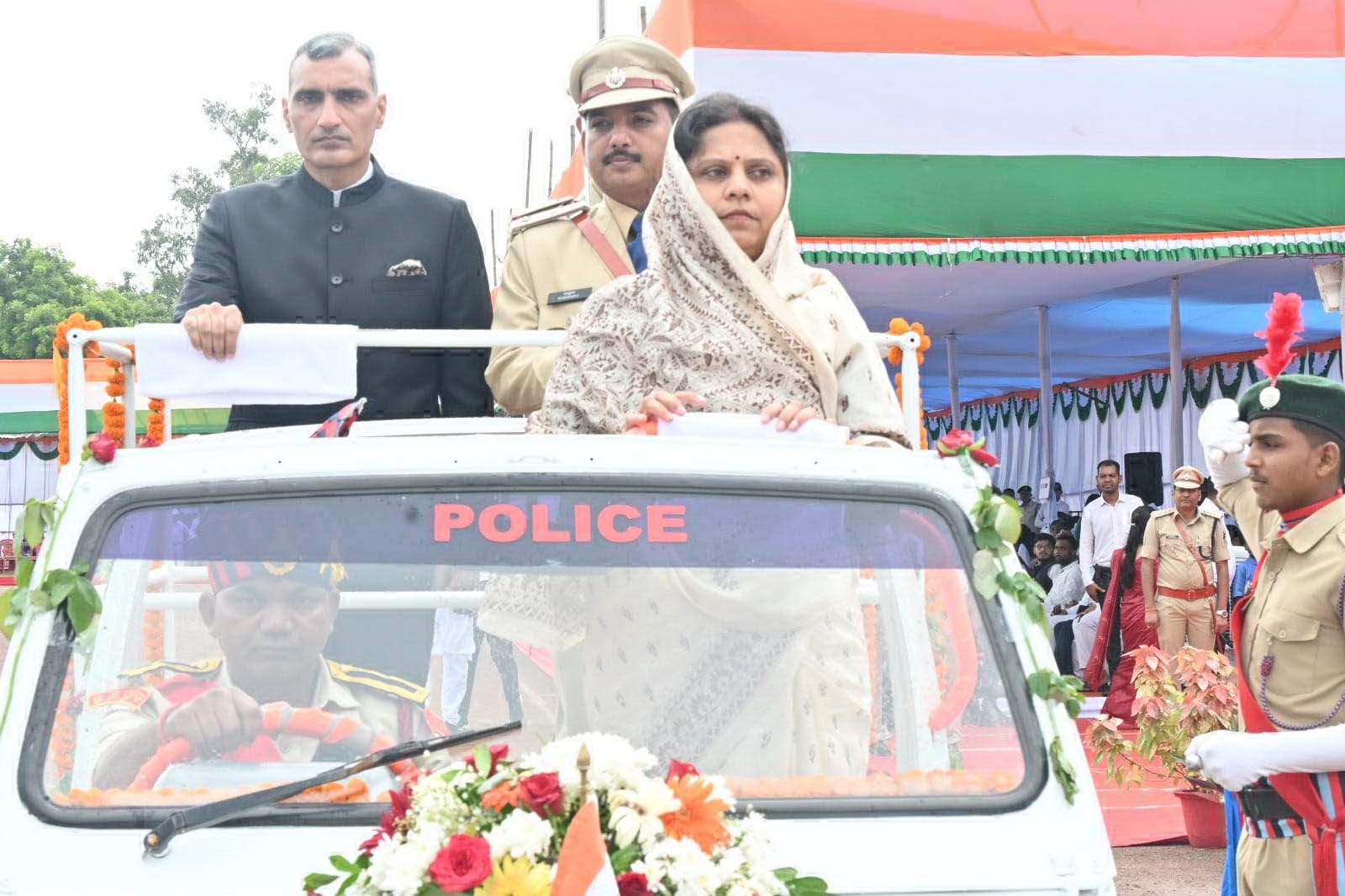 परेड का निरीक्षण कर आकाश  में तीन रंग के ग़ुब्बारे छोड़े