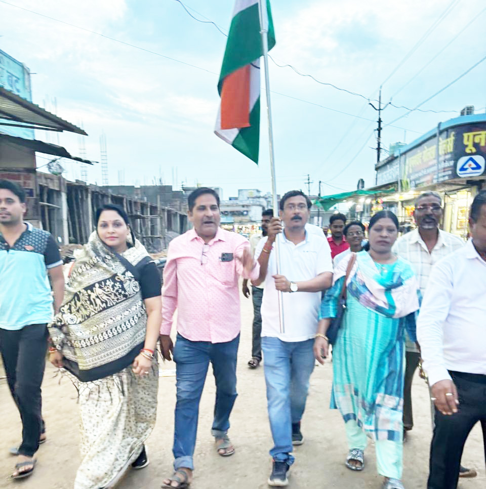 हाथ में तिरंगा थाम कांग्रेसियों ने निकाली संविधान यात्रा