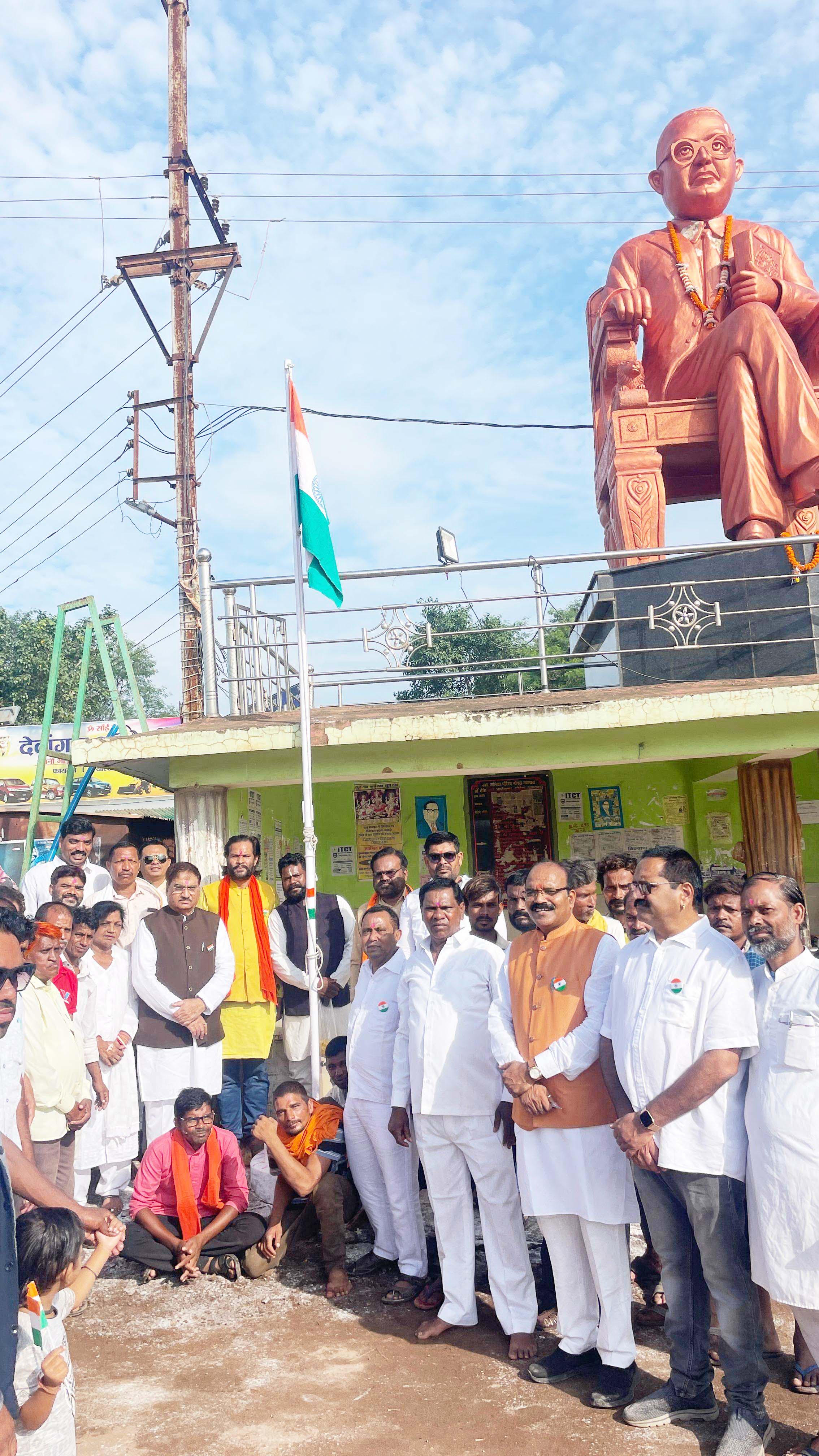 जगह-जगह शान से लहराया तिरंगा जगह-जगह शान से लहराया तिरंगा