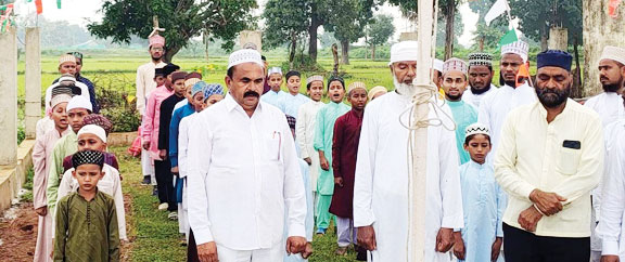 दारुल उलूम मदरसा में फहराया तिरंगा