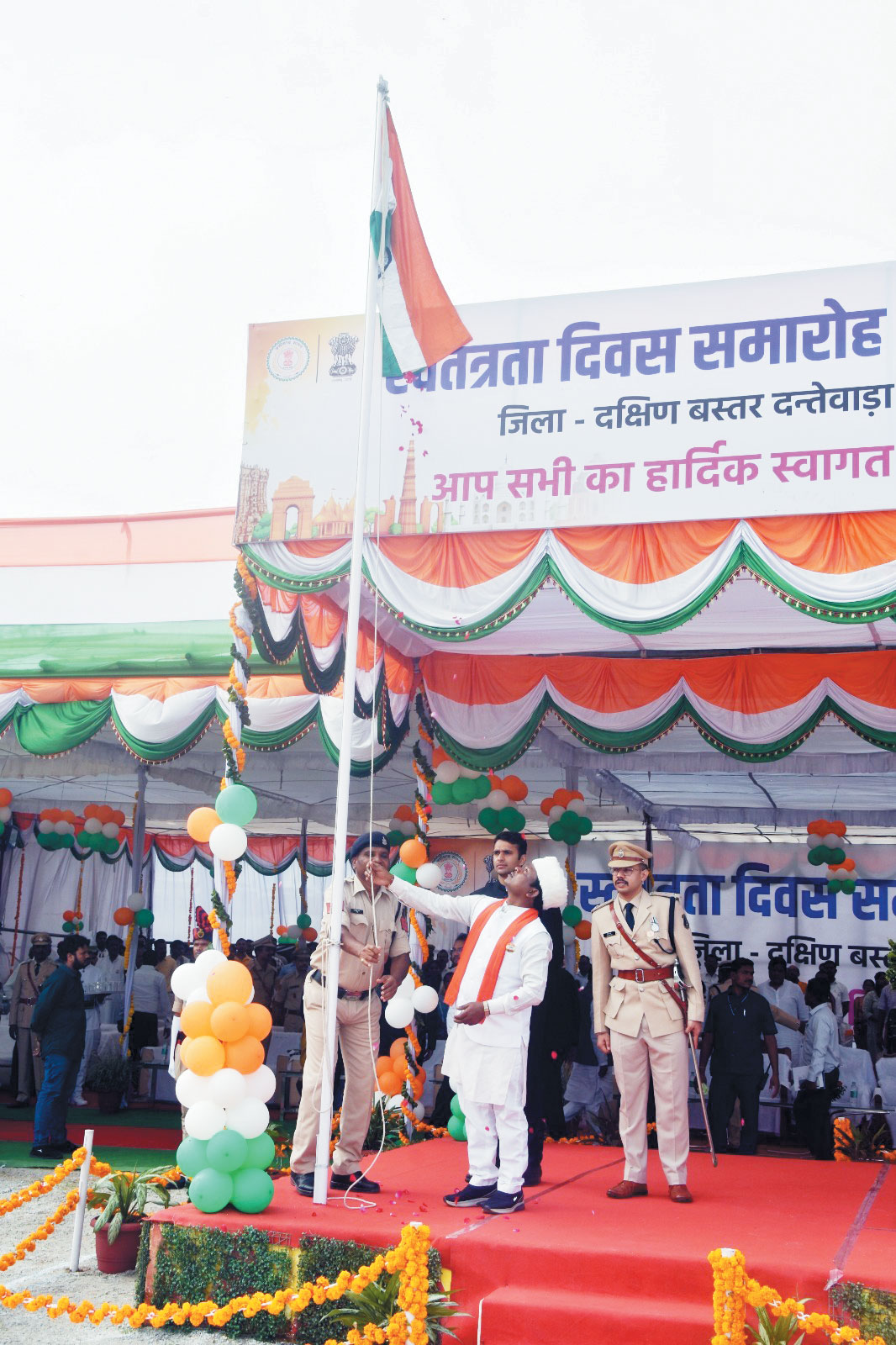 सांसद महेश कश्यप ने किया ध्वजारोहण सांसद महेश कश्यप ने किया ध्वजारोहण