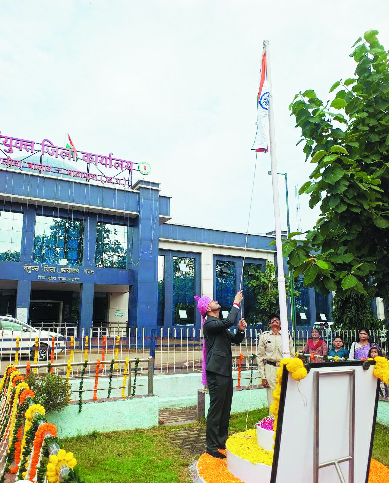 कलेक्टर ने किया ध्वजारोहण