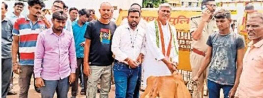 गोवंशों की मौत को लेकर कांग्रेसियों का राज्य सरकार के खिलाफ प्रदर्शन