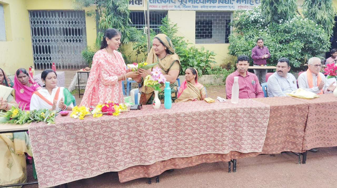 जिपं सदस्य रेणुका यदु ने किया ध्वजारोहण