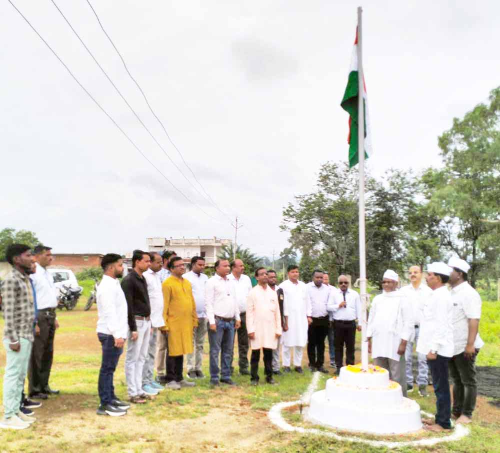 प्रेस क्लब में ध्वजारोहण