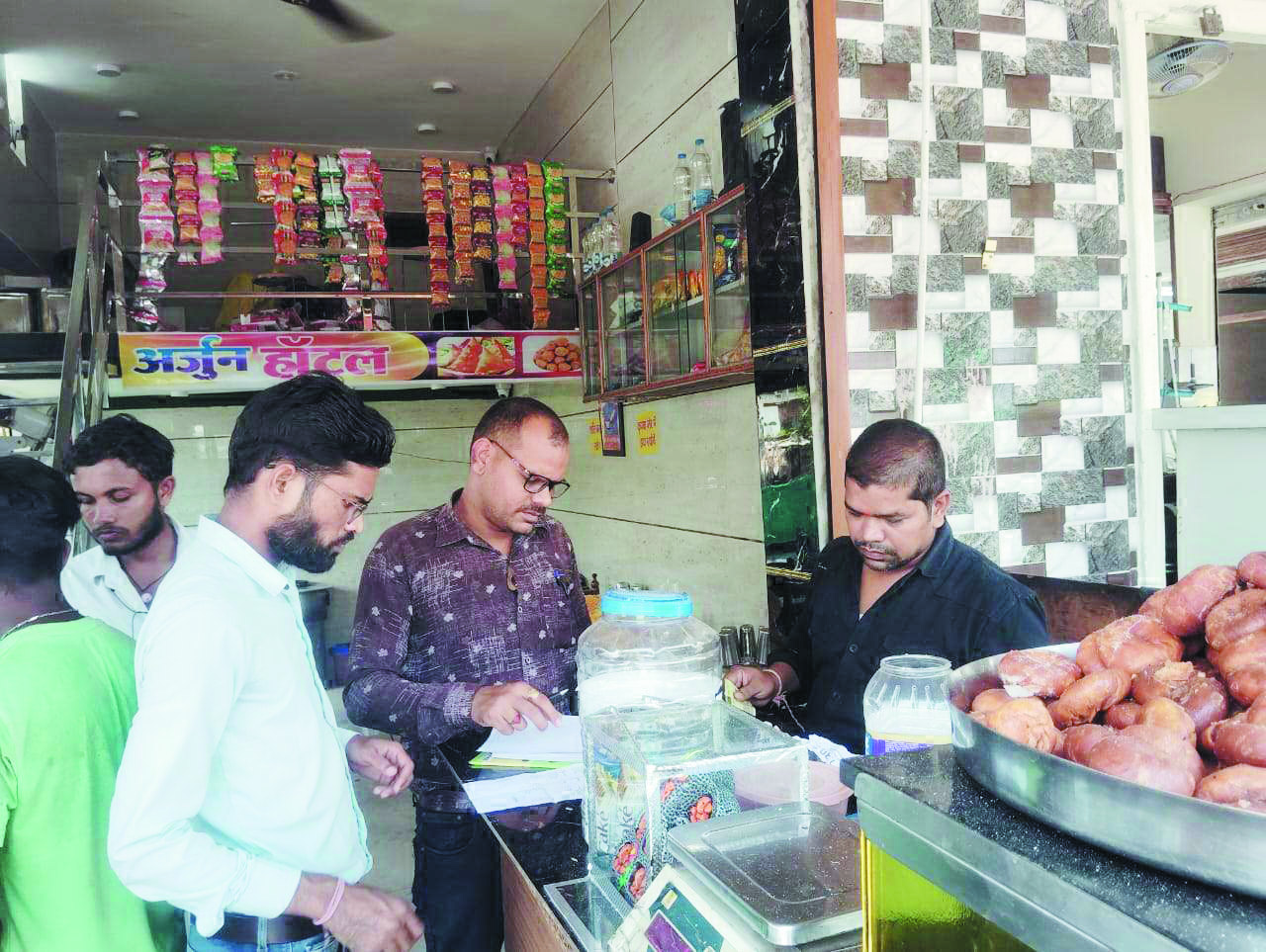 22 मिठाई दुकानों की जांच, लिए सैंपल 