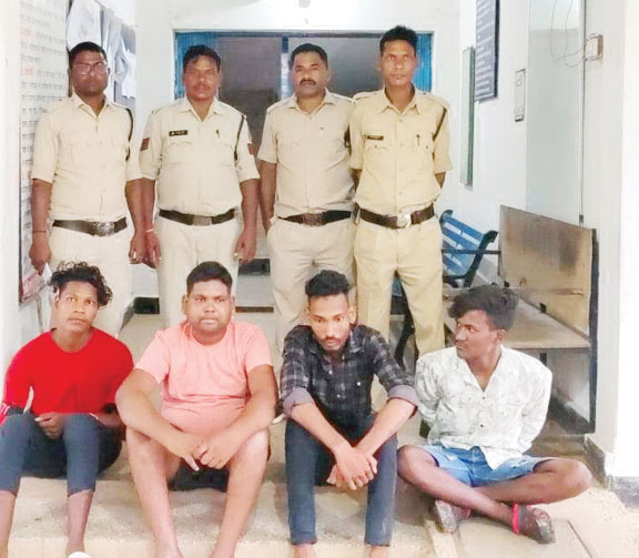 ट्रैक्टर-ट्रॉली, 4 आरोपी गिरफ्तार