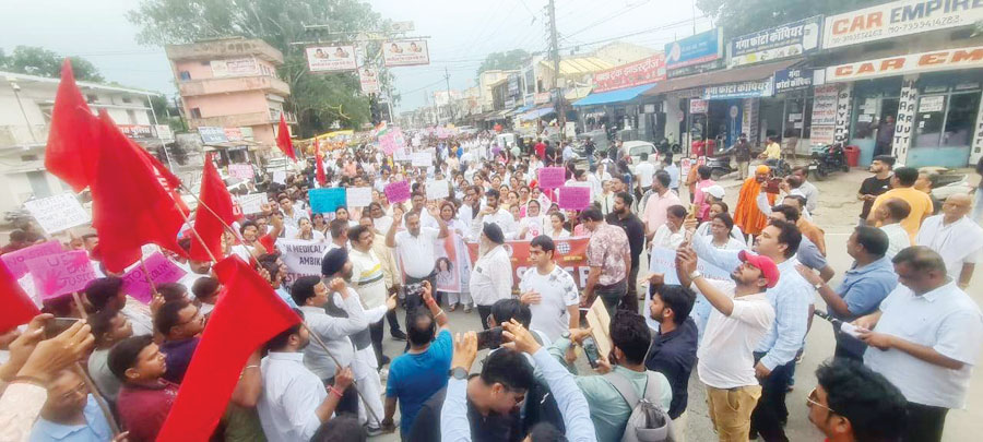 रेप-हत्या : विरोध और न्याय की आवाज सरगुजा में भी पुरजोर तरीके से उठी, निकाला प्रोटेस्ट मार्च