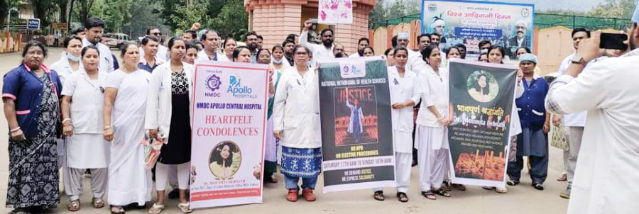 बचेली अपोलो अस्पताल में डॉक्टरों व स्टाफ का विरोध प्रदर्शन बचेली अपोलो अस्पताल में डॉक्टरों व स्टाफ का विरोध प्रदर्शन