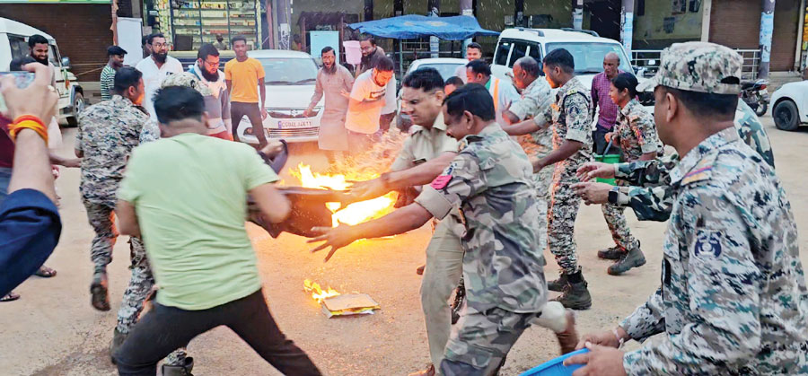 विधायक देवेंद्र यादव गिरफ्तार, युवा कांग्रेस ने सीएम और गृहमंत्री का पुतला फूंका