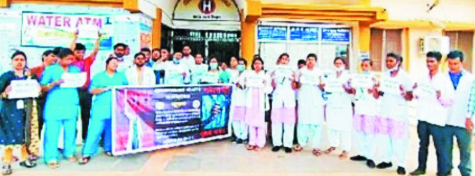 डॉक्टरों की हड़ताल से जिला अस्पताल में ओपीडी रही बंद 