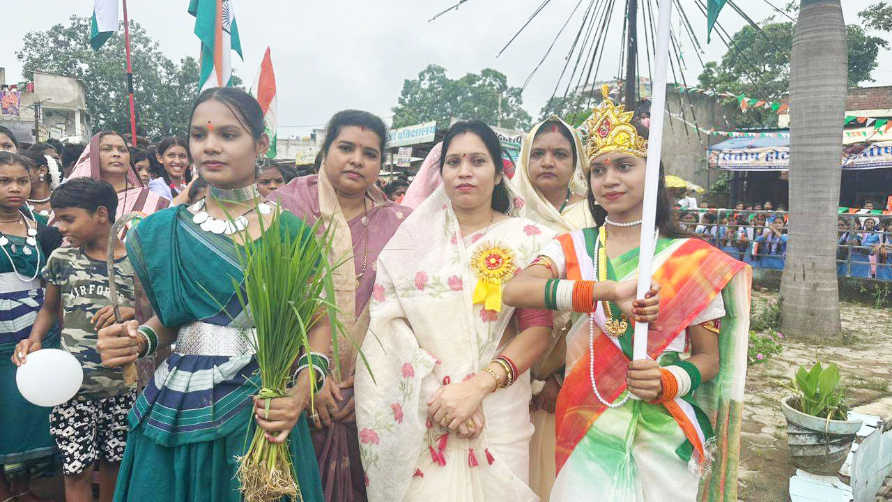 कोसीर गांव में आन बान शान  से लहराया तिरंगा 