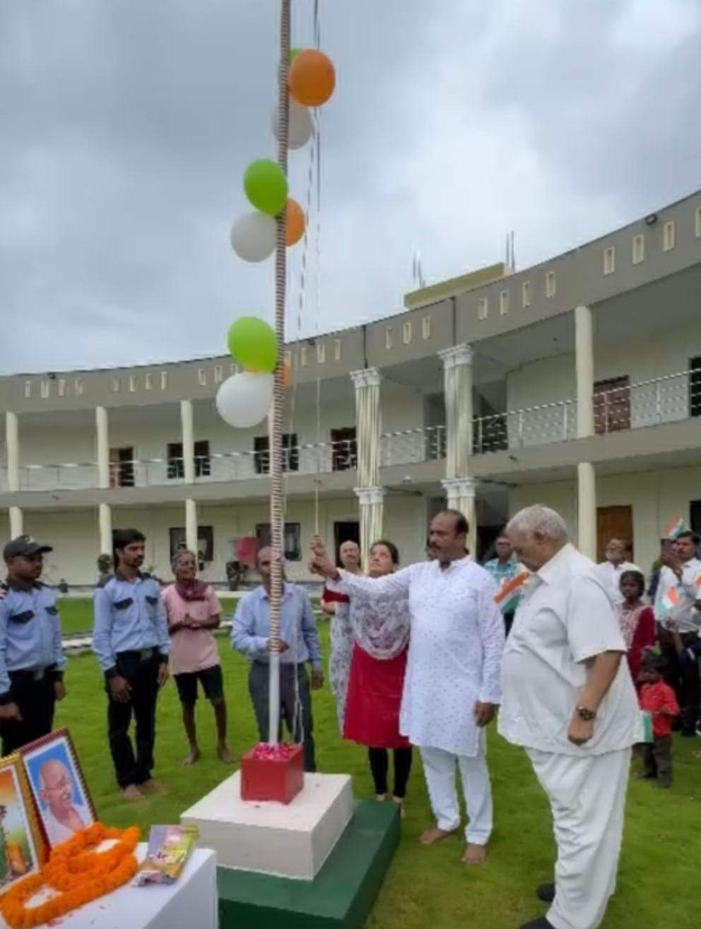 वृद्धा आश्रम में झंडारोहण, प्रतिभागी सम्मानित 