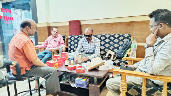 रेस्टोरेंट-मिठाई दुकानों में छापा