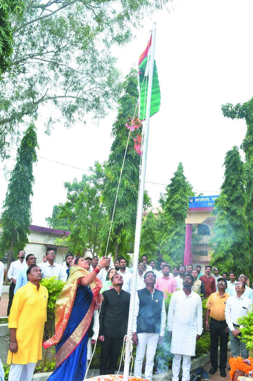 जनपद अध्यक्ष ने किया ध्वजारोहण