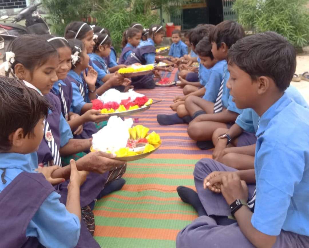 रक्षाबंधन पर स्कूली बच्चों ने एक दूसरे को बांधी राखी