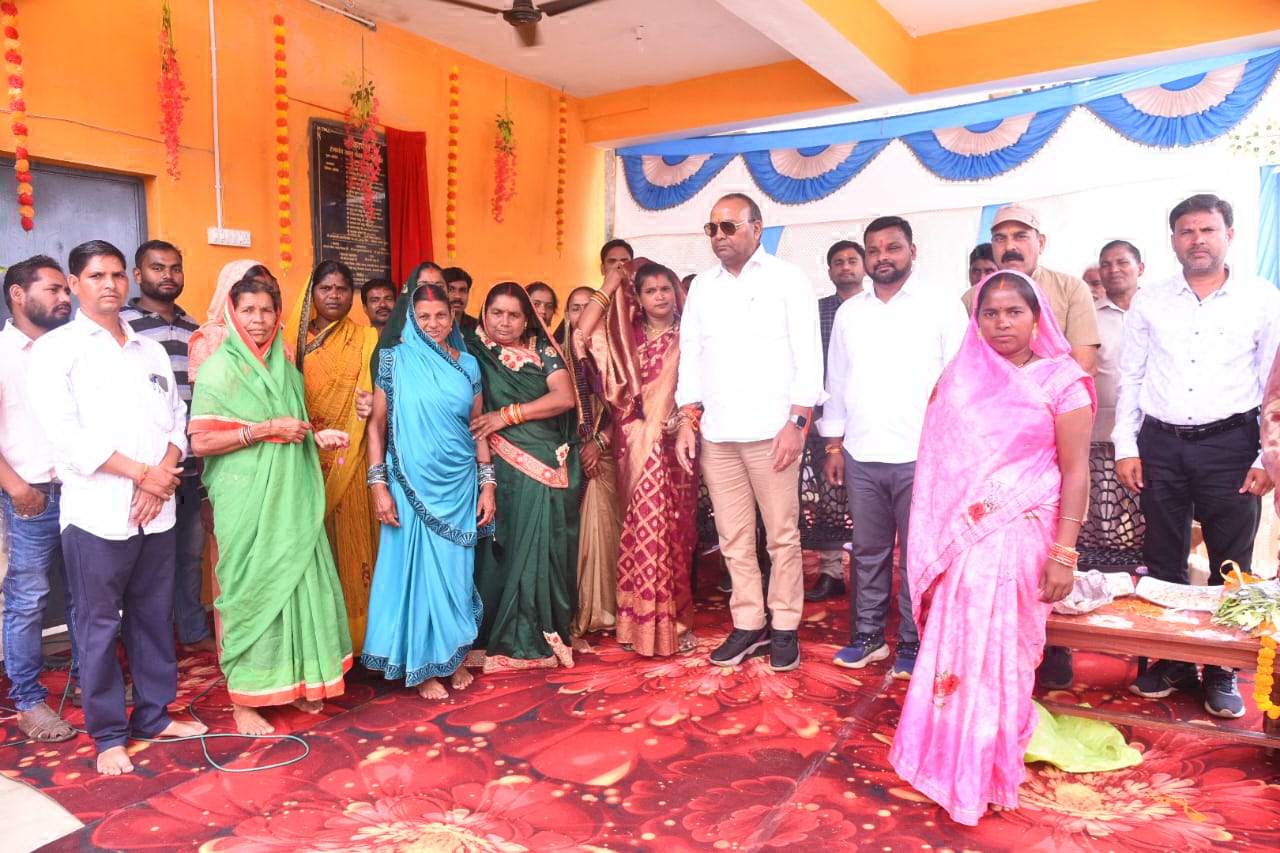 ग्रामीण महिलाओं ने विधायक की कलाई पर बांधा रक्षासूत्र