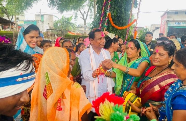 विधायक ध्रुव को बहनों ने राखी बांधकर खुशी जाहिर की विधायक ध्रुव को बहनों ने राखी बांधकर खुशी जाहिर की