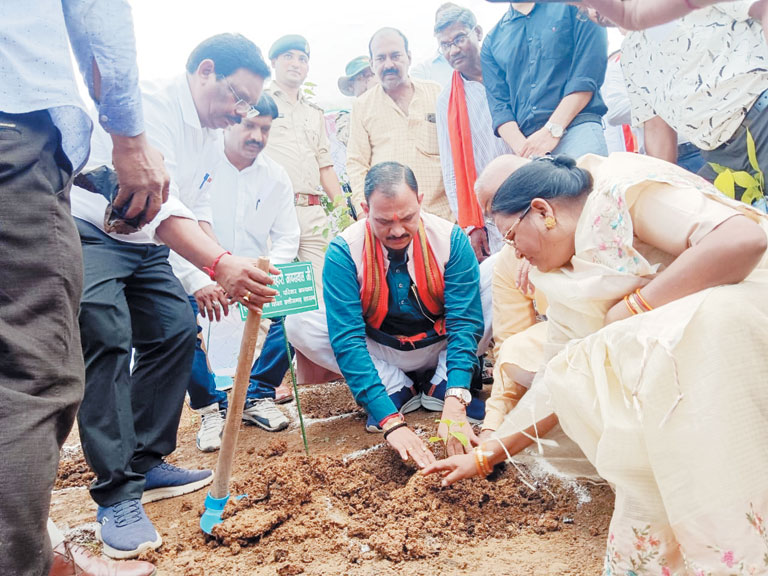 स्वास्थ्य मंत्री ने मियावाकी पद्धति से किया वन महोत्सव का शुभारंभ