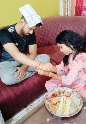 राखी से सजी भाईयों की कलाई, बहनों की रक्षा करने का वचन