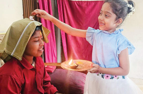  भाई की कलाई पर बांधा रक्षा का बंधन